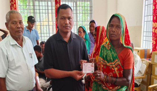 खड्क नगरपालिकामा तीन हजार ७ सय परिवारलाई गरिब परिचयपत्र वितरण