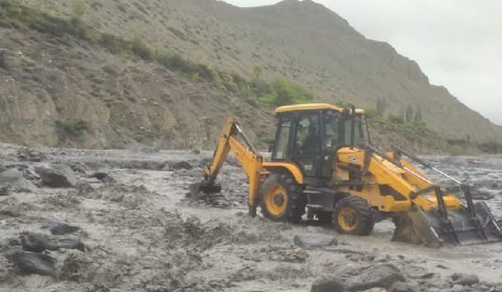 कागखोलामा बाहब बढेपछि उपल्लो मुस्ताङ जोड्ने सडक अवरुद्ध