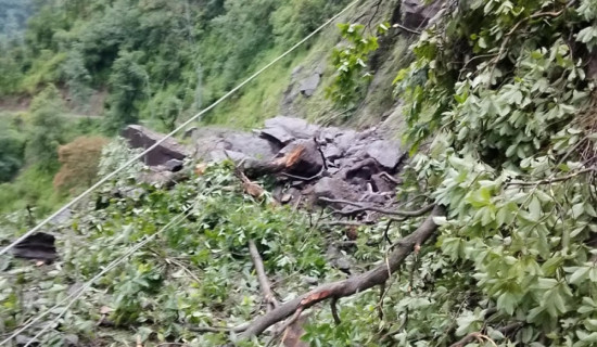 हावाडाँडामा पहिरो खस्दा बेसीसहर–चामे सडक अवरुद्ध
