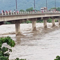 नक्कली सुन देखाइ २१ लाख र कर्मचारी हुँ भन्दै १३ लाख असुल्ने व्यक्ति पक्राउ