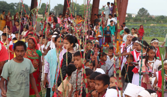 गुरिया पिटेर नाग खुसी पार्दै थारू समुदाय (फोटो फिचर)