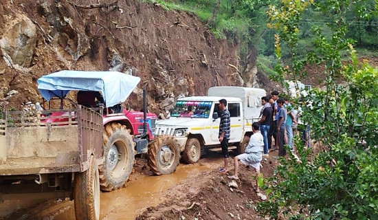 अविरल वर्षासँगै हिलाम्मे सडकले ग्रामीण जीवन अस्तव्यस्त