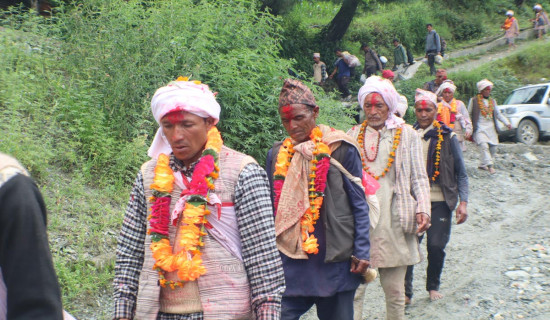 गमगढी–नाकच्चेलाग्न लोगमार्ग अवरुद्ध हुँदा तीर्थ यात्रुलाई सास्ती