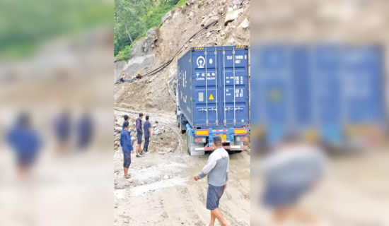 दैनिक झर्छ कोदारीको इकु पहिरो