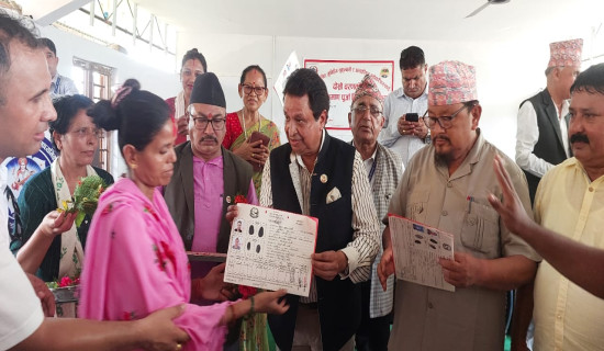 एक सय ६८ घरपरिवारलाई जग्गाधनी पुर्जा वितरण