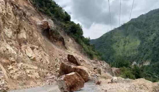 मध्यपहाडी लोकमार्गको सिन्धुली खण्ड अवरुद्ध