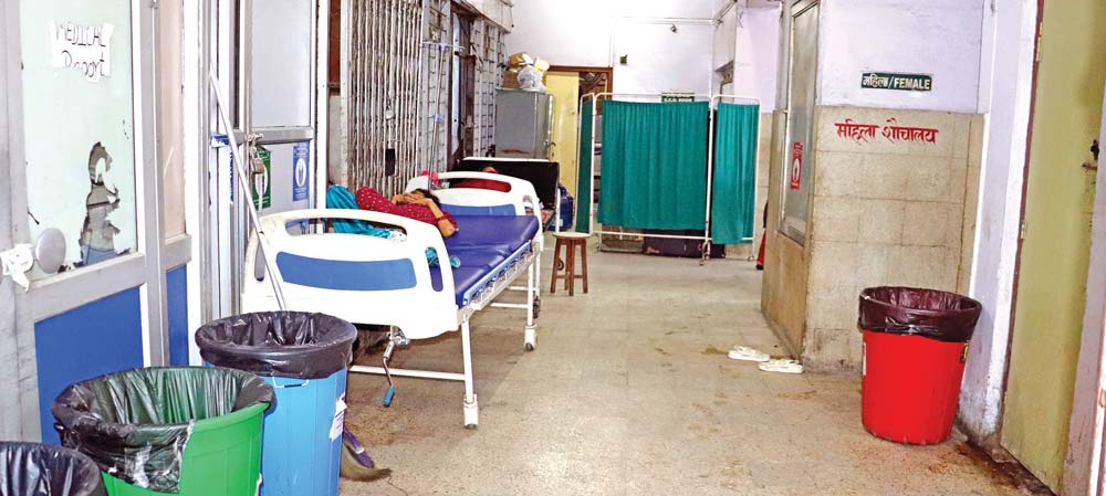 वीर अस्पतालको लापर्बाही, शौचालयछेउमै आकस्मिक कक्षका बिरामी