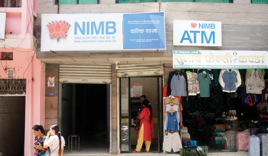 चीनबाट तातोपानी नाकामा भित्रिन थाले साझाका बस