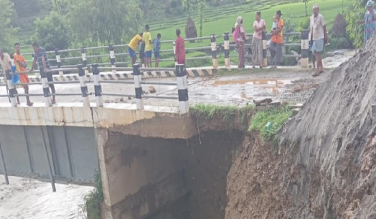 भटौली खोलामा बाढीः पक्की पुलमा क्षति, सवारी आवगमन बन्द