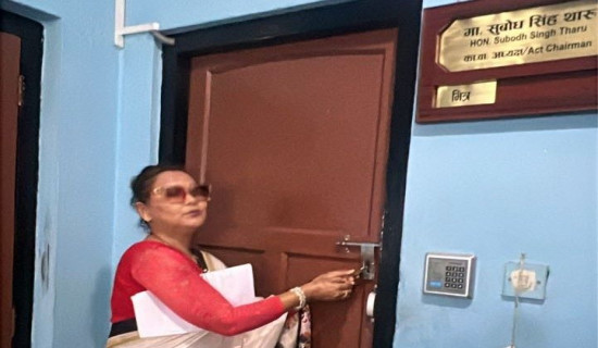 थारू आयोगको कार्यबाहक अध्यक्षको कार्यकक्षमा ताला