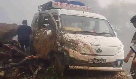 पहिरो खस्दा राप्ती राजमार्ग अवरुद्ध
