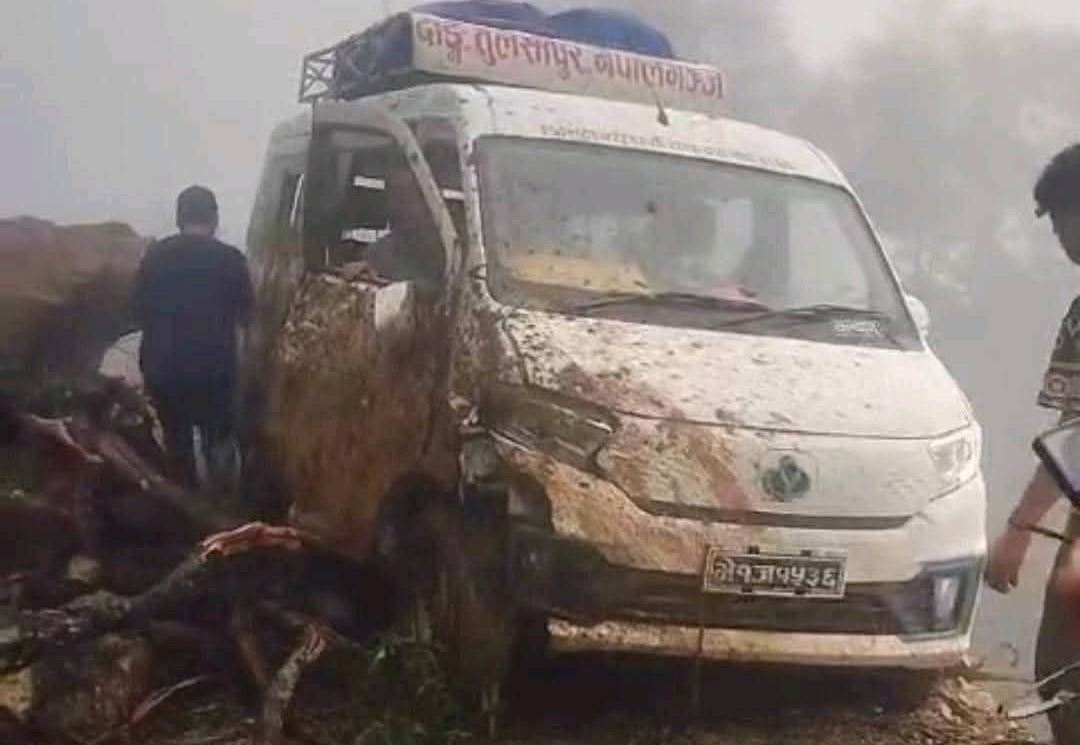 पहिरो खस्दा राप्ती राजमार्ग अवरुद्ध
