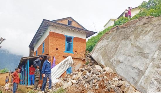 पर्खालले घर च्याँपेपछि विक परिवार विस्थापित