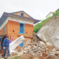 राप्तीको बाढी गाउँमा पस्यो, स्थानीयहरुले विद्यालयमा शरण लिए