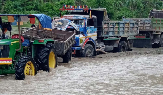 चुरे भेगमा यातायात ठप्प