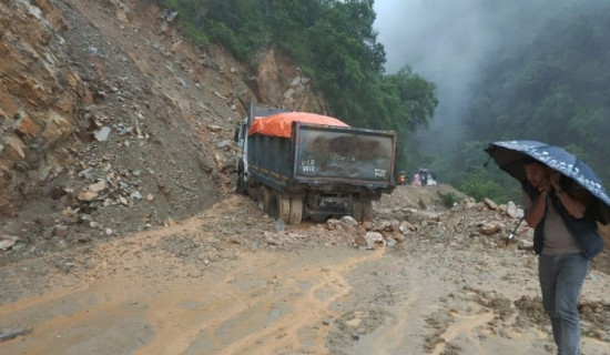 राप्ती राजमार्ग : कपुरकोटमा पहिरोले दाङ–सल्यान सडक ठप्प