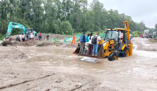 अविरल वर्षाले पूर्वपश्चिम लोकमार्ग अवरुद्ध