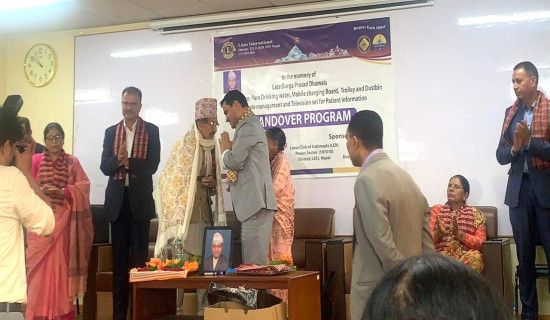 धमलाको स्मृतिमा वीर अस्पताललाई स्वास्थ्य सामग्री सहयोग