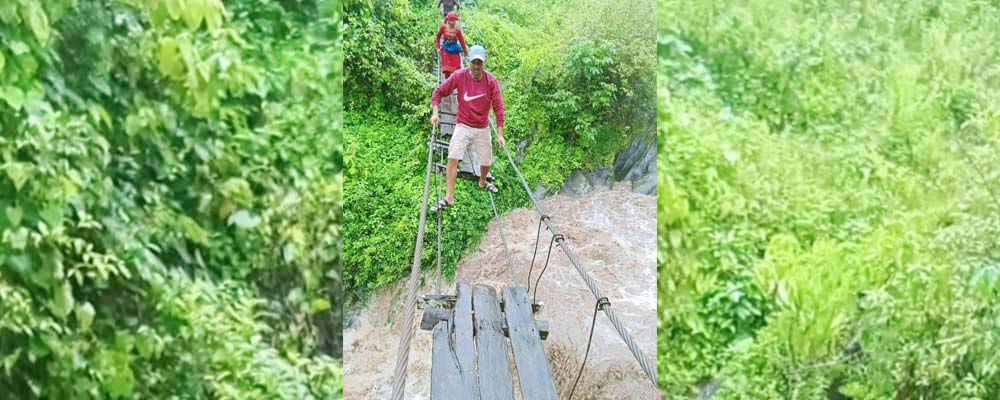 जीर्ण पुलबाटै जोखिमपूर्ण यात्रा