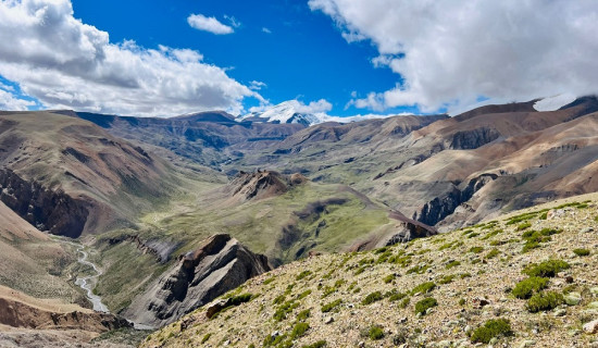 पर्यटकको रोजाइमा पहाडमा रहेको लुरी गुम्बा