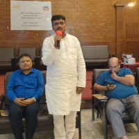 ओलीसँग सेल्फी लिनेको भीड