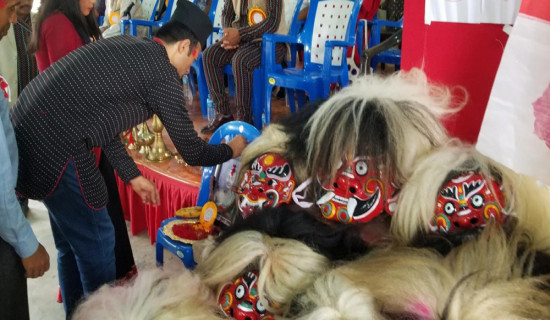 ओलीसँग सेल्फी लिनेको भीड