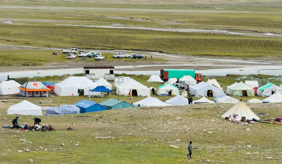 लेक लागेका पर्यटकहरुलाई टाक्चीबाट हेलिकोप्टरबाट उद्धार