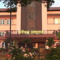 ओलीसँग सेल्फी लिनेको भीड