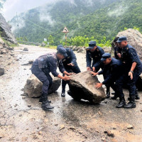 लेक लागेका पर्यटकहरुलाई टाक्चीबाट हेलिकोप्टरबाट उद्धार