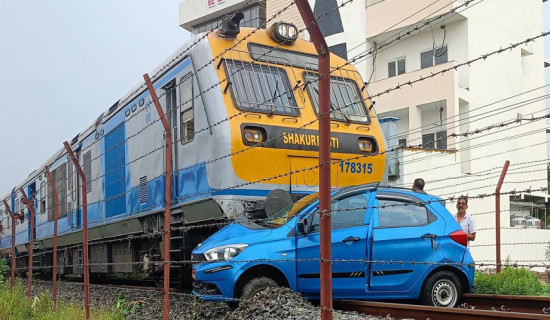 जनकपुरमा रेल र कार ठोक्किए