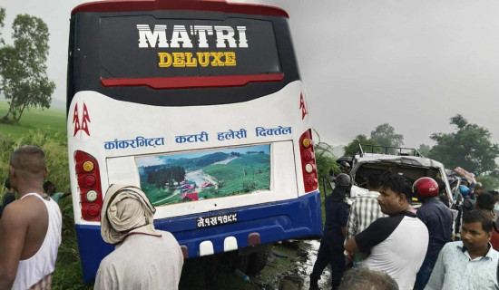 बस र माइक्रो एक आपसमा ठोक्किँदा तीन जनाको मृत्यु