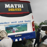 बस र माइक्रो एक आपसमा ठोक्किँदा तीन जनाको मृत्यु