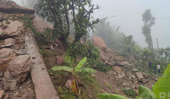 पहिरोले मध्यपहाडी लोकमार्ग अवरुद्ध, बोलबमका लागि हलेसी आउने तीर्थालु अलपत्र