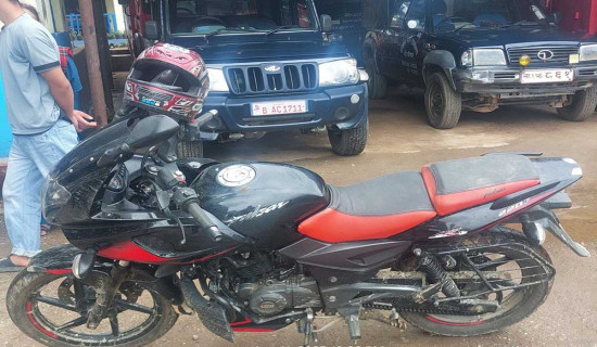 चोरले बाटोमै छोडेको मोटरसाइकल अर्कैले मामाघरमा लगेर लुकायो, तीन पक्राउ