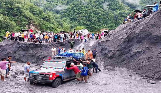 डहरे खोलामा फसेको गाडी