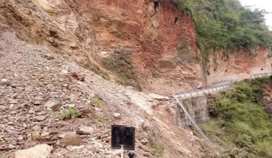पहिरोले ग्रामीण सडक अवरुद्ध