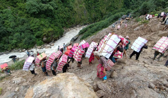 बाह्रबिसे–कोदारीस्थित इकुमा पहिरो, भरिया लगाएर सामान ओसारपसार