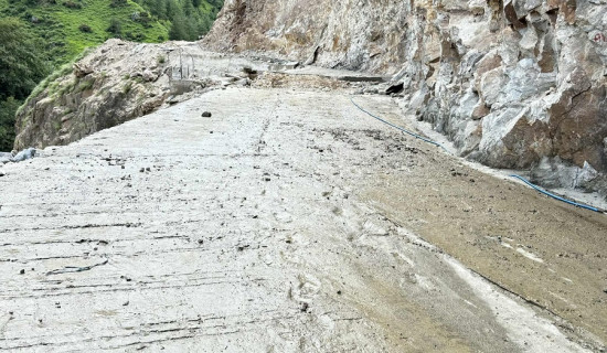 सिमकोट हिल्सा खण्डको च्याछरा सडक ढलान