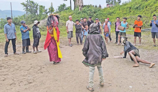 लाखेनाच प्रदर्शन गर्दै मगर समुदाय