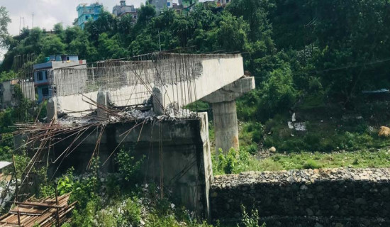 ठेकेदारको लापर्बाही : बुल्दीखोला पुल अलपत्र