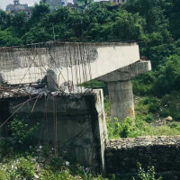 ठेकेदारको लापर्बाही : बुल्दीखोला पुल अलपत्र