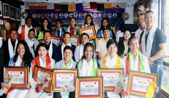 फुटबल महिला खेलाडीलाई सम्मान