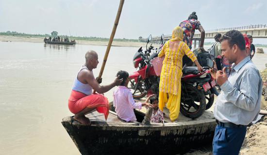 डुङ्गासँगै बगिरहेको जीवन