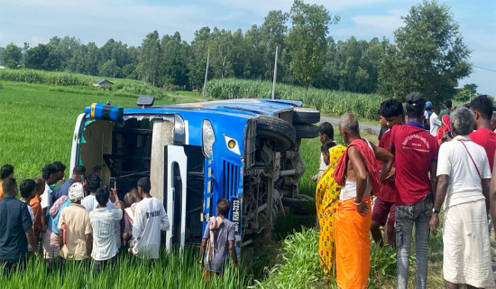 सिराहामा ठूला दलले उम्मेदवारी दर्ता गराउँदै