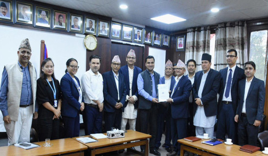 स्वास्थ्य विषयको पाठ्यक्रम परिमार्जन सम्बन्धी प्रतिवेदन हस्तान्तरण