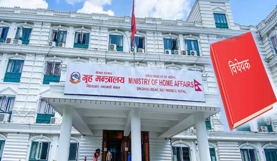 कोही काममा व्यस्त, कोही परिवारसँग मस्त