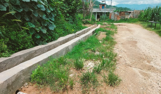 निर्माणमा बेथिती : कालोपत्रेको आशामा हिलो र धुलो खेप्दै स्थानीय