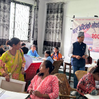 मूर्ति बनाउन व्यस्त कलाकार वाङ्दी