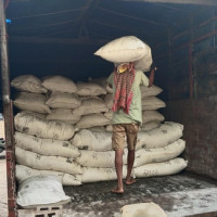 आगलागी पीडित परिवारलाई राहत सामग्री हस्तान्तरण