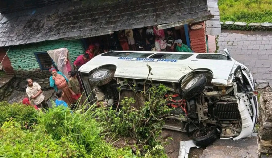 बागलुङमा विद्यार्थी सवार भ्यान दुर्घटना : सात जना घाइते